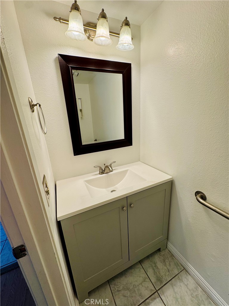 https://media.crmls.org/medias/e7d86191-41ad-452c-b900-3a592c8c365c.jpg?preset=X-Large