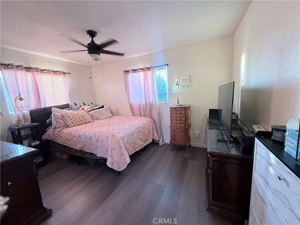 https://media.crmls.org/medias/e7db6b90-e0a2-4dcf-a32f-cfe4ebbda8d0.jpg?preset=X-Large