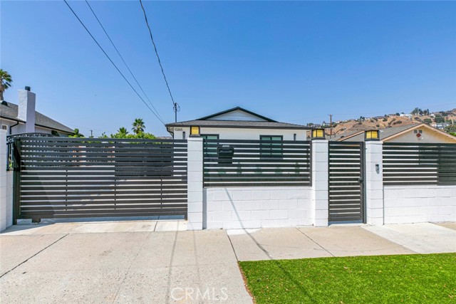 10265 Strathern Street, Sun Valley CA: https://media.crmls.org/medias/e7db96f9-a360-4cb8-9331-b0219feba757.jpg