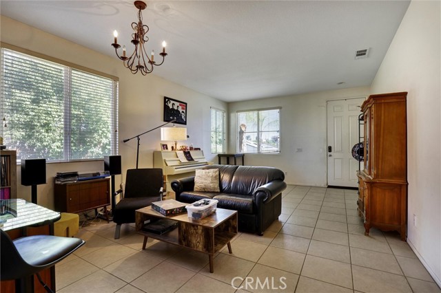 27727 Hollyoak Way, Menifee CA: https://media.crmls.org/medias/e7dc02c4-8808-4960-8d46-4bb3b2ff8fca.jpg