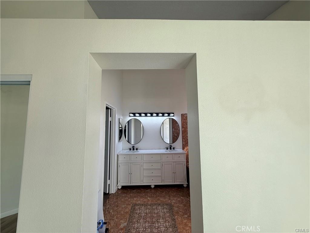 https://media.crmls.org/medias/e7dc1712-134e-49ce-9cd0-3b1e16a787a0.jpg?preset=X-Large