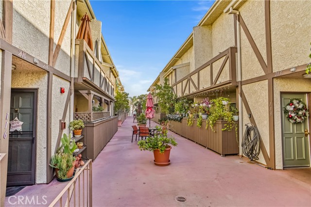 Detail Gallery Image 11 of 14 For 7005 Jordan Ave #110,  Canoga Park,  CA 91303 - 2 Beds | 2 Baths