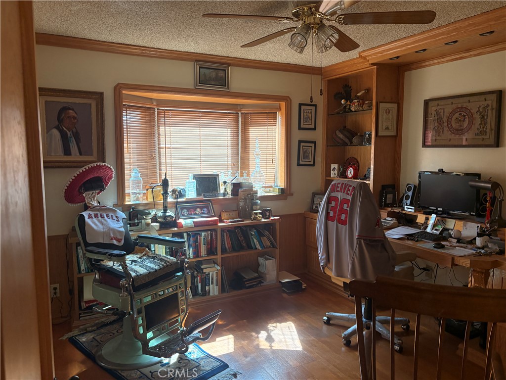 https://media.crmls.org/medias/e7ddbe84-d3f9-464d-a269-c670a2866028.jpg?preset=X-Large