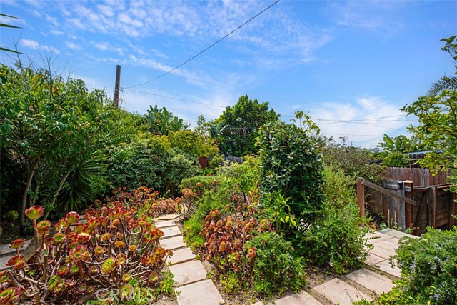 555 Through Street, Laguna Beach CA: https://media.crmls.org/medias/e7de1aaf-2c58-4766-9100-f7231c92f68a.jpg