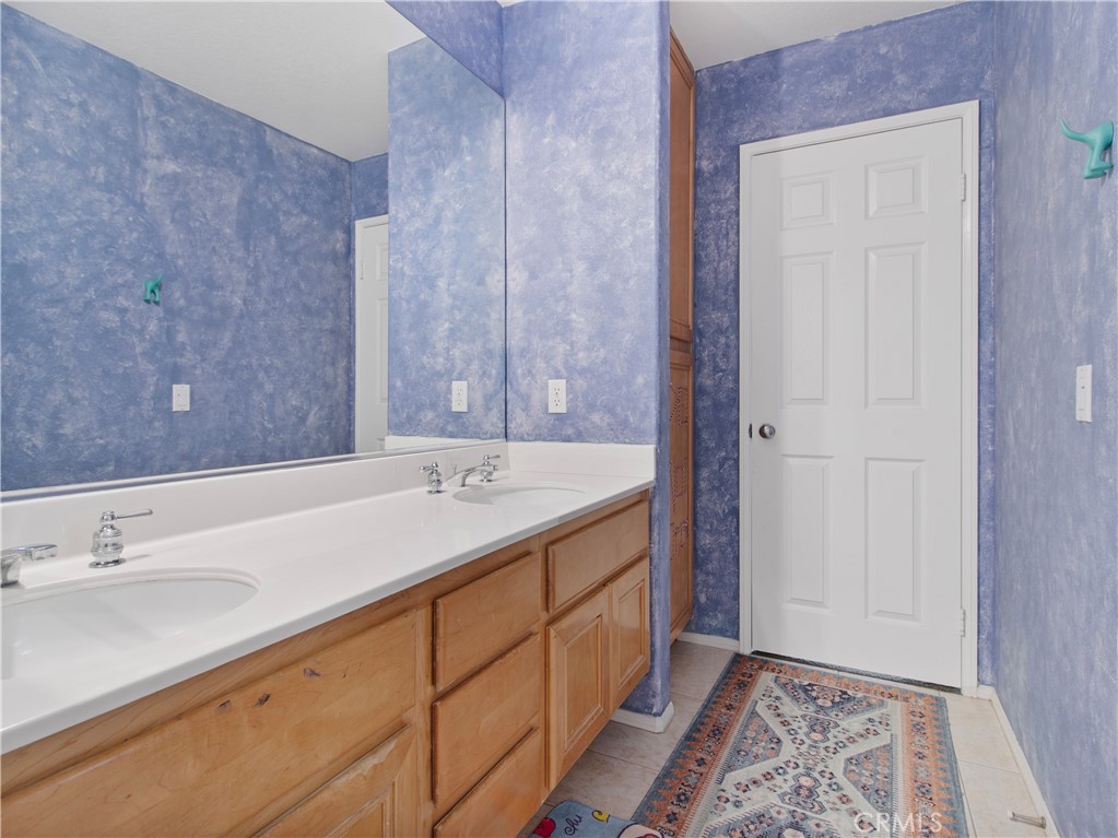 https://media.crmls.org/medias/e7dee2b5-abc8-47a4-8edd-de54a236d78e.jpg?preset=X-Large
