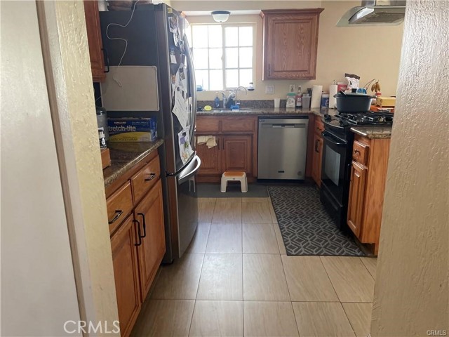 Detail Gallery Image 5 of 18 For 521 S Western Ave, Santa Ana,  CA 92703 - 4 Beds | 2 Baths