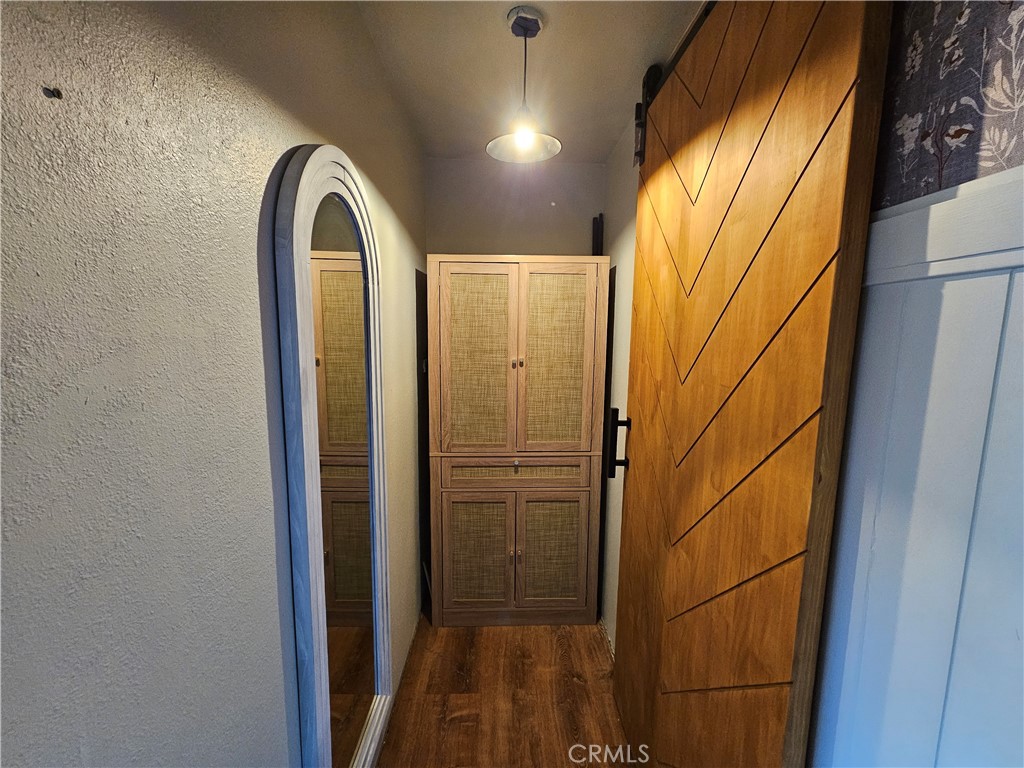 https://media.crmls.org/medias/e7e1b938-f1fe-4d92-ab2e-8b422dbf6bd0.jpg?preset=X-Large
