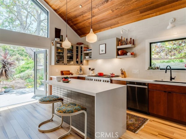 1750 La Luna Court, San Luis Obispo CA: https://media.crmls.org/medias/e7e2b2f2-8633-4226-a24b-20a2ce2ad239.jpg