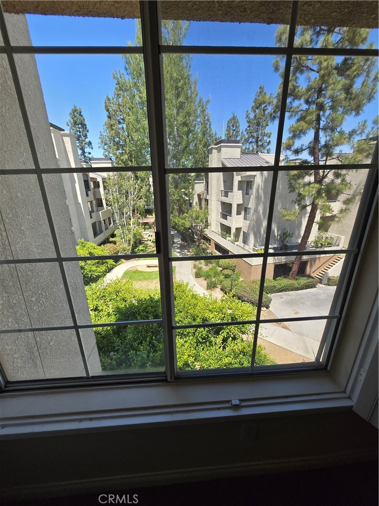 https://media.crmls.org/medias/e7e3de06-0dba-4330-afcf-b6ca2f9ea0b9.jpg?preset=X-Large