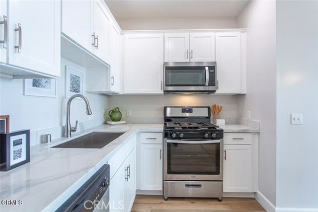 6938 Laurel Canyon Boulevard, North Hollywood CA: https://media.crmls.org/medias/e7e40509-97db-4359-aaf9-8fcbbbcd7698.jpg