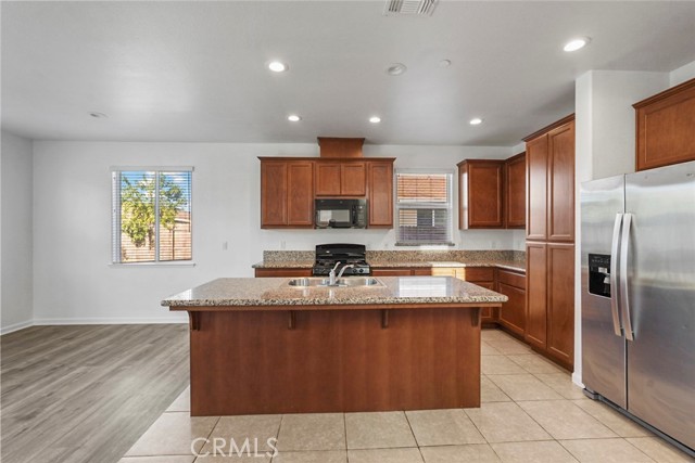 Detail Gallery Image 12 of 32 For 1416 Woodbury Ct, Merced,  CA 95348 - 5 Beds | 3 Baths