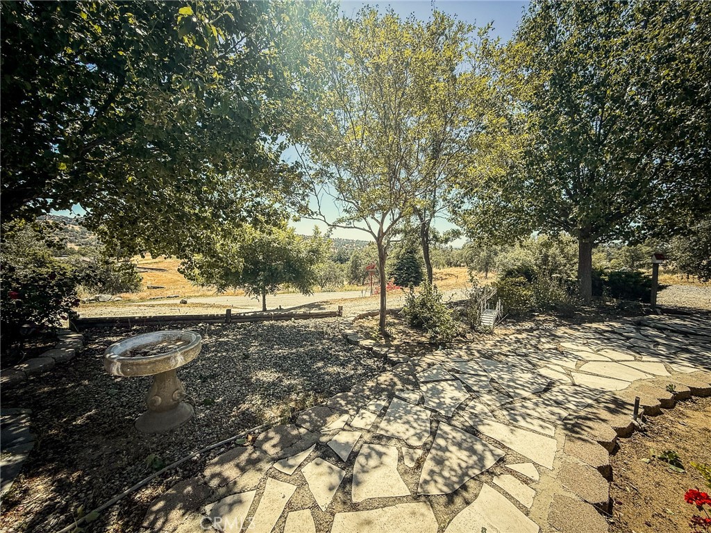 https://media.crmls.org/medias/e7e8580c-36ef-447d-9e9f-476fe0610f08.jpg?preset=X-Large