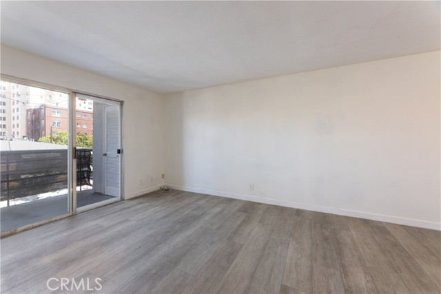 327 Chestnut Avenue, Long Beach CA: https://media.crmls.org/medias/e7e88195-c03e-439b-bd88-98f45ff1efcd.jpg