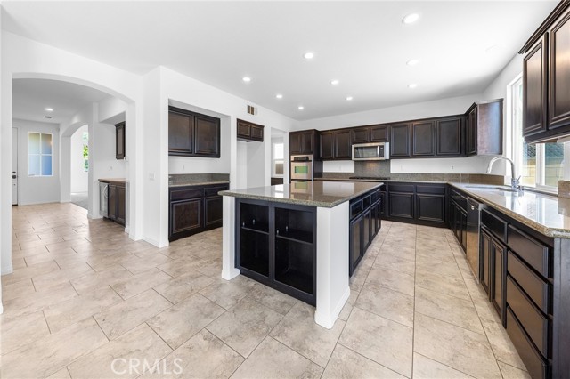 14261 Settlers Ridge Court, Eastvale CA: https://media.crmls.org/medias/e7e88e9b-60e7-4302-aae1-638db25966e9.jpg