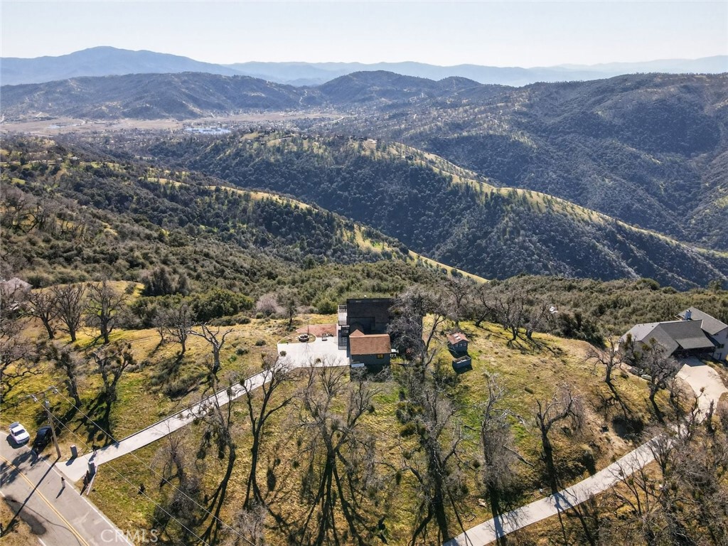 https://media.crmls.org/medias/e7ea61f6-737a-4953-ba22-9b925b2359fb.jpg?preset=X-Large