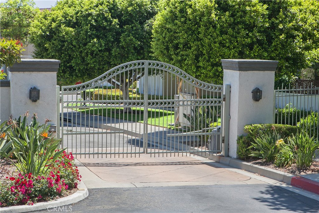https://media.crmls.org/medias/e7ea6544-c32a-4ea6-9bd7-5b2d47158b77.jpg?preset=X-Large