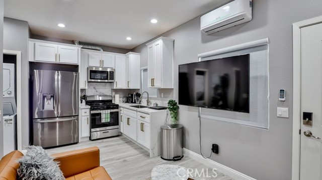 408 S Flower Street, Santa Ana CA: https://media.crmls.org/medias/e7ec57c2-56bd-422d-9026-866f8cfa7389.jpg