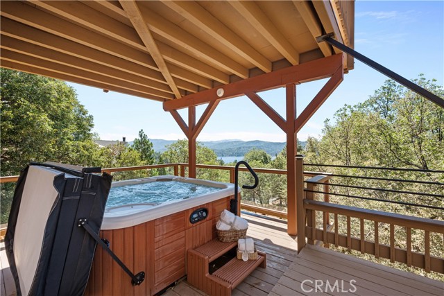 1088 Nadelhorn Drive, Lake Arrowhead CA: https://media.crmls.org/medias/e7ef259d-d0a7-48ec-85c2-79aecb30b03a.jpg