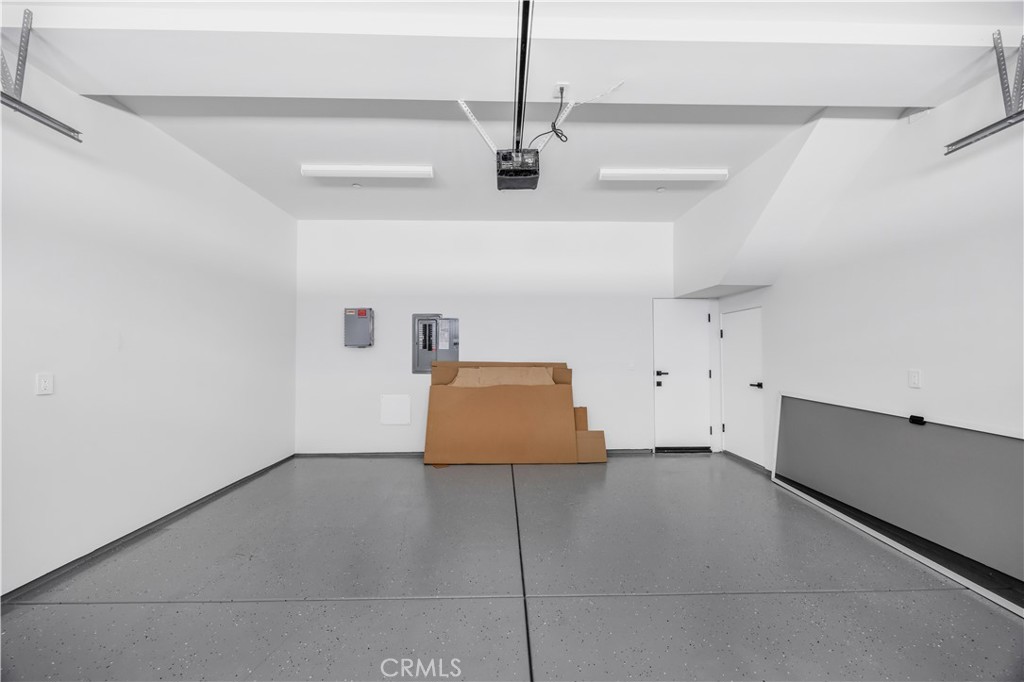 https://media.crmls.org/medias/e7f18bf2-7244-4ff4-be9e-4c954c7e979f.jpg?preset=X-Large