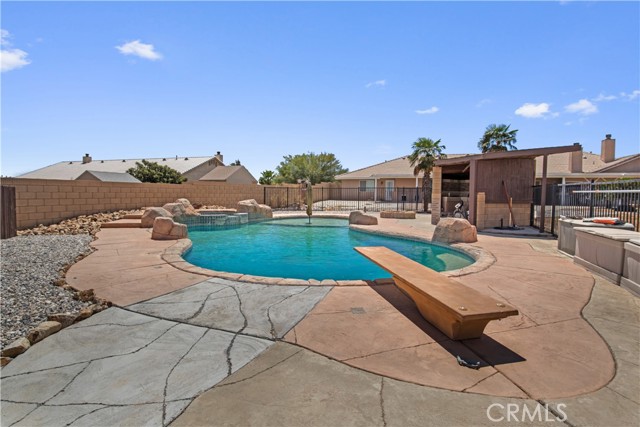 Detail Gallery Image 5 of 22 For 12210 Larch St, Oak Hills,  CA 92344 - 5 Beds | 3 Baths
