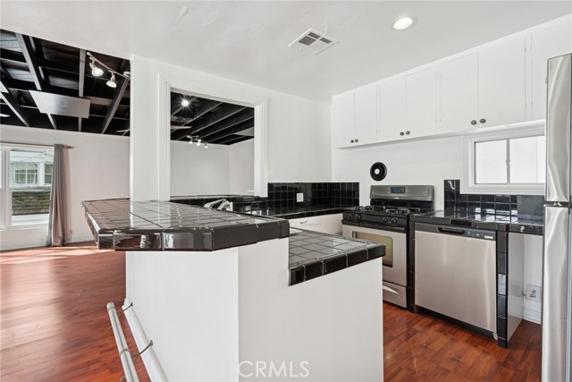 Detail Gallery Image 10 of 21 For 305 Marine, Newport Beach,  CA 92662 - 2 Beds | 1 Baths