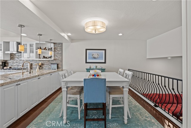 22255 1/4 Erwin Street, Woodland Hills CA: https://media.crmls.org/medias/e7f3f0ff-e1bd-4b8d-8440-42167f40947e.jpg