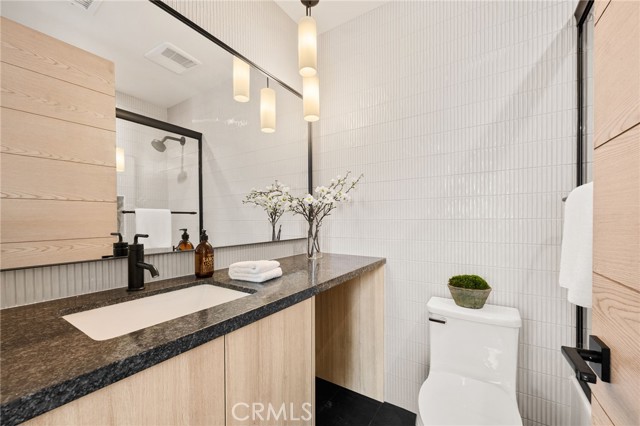 555 N Plymouth Boulevard, Los Angeles CA: https://media.crmls.org/medias/e7f40332-9284-47b4-aae5-f7b264017b30.jpg
