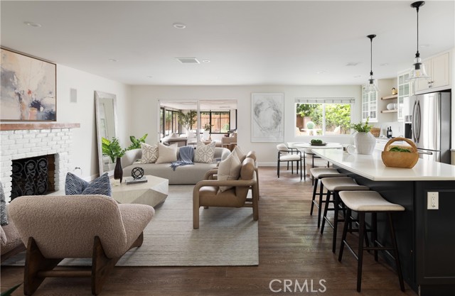 273 Albert Place, Costa Mesa CA: https://media.crmls.org/medias/e7f48433-bede-45bd-84d0-1a407472a9a4.jpg