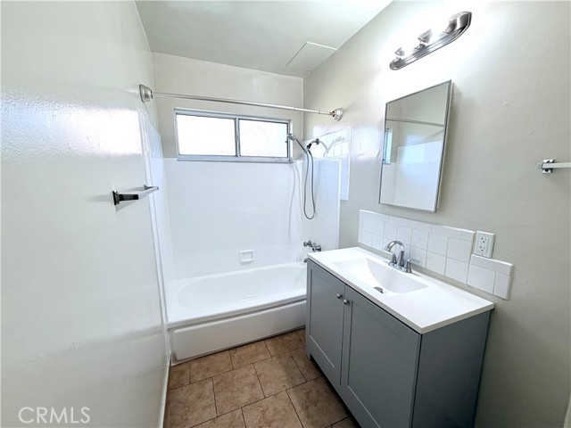 Detail Gallery Image 3 of 15 For 15247 Acre St #C,  North Hills,  CA 91343 - 2 Beds | 1 Baths