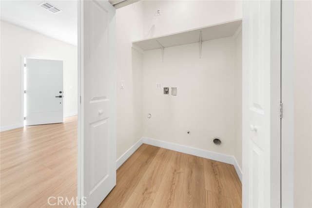 Detail Gallery Image 7 of 9 For 14729 Leadwell, Van Nuys,  CA 91405 - 2 Beds | 2/1 Baths