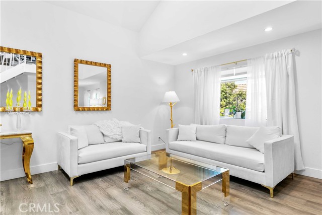 456 E San Jose Avenue, Burbank CA: https://media.crmls.org/medias/e7fbcf5e-0b82-4eba-b9ea-3678fe2fc756.jpg