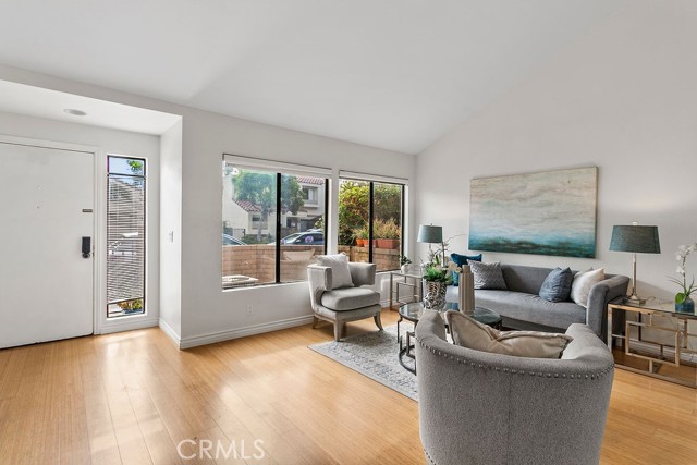 21 Morena, Irvine CA: https://media.crmls.org/medias/e7fd40c2-00cc-4182-b83f-d3de2abe9d11.jpg