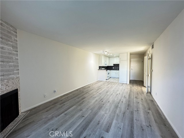 Detail Gallery Image 4 of 21 For 4717 Ben Ave #103,  Valley Village,  CA 91607 - 1 Beds | 1 Baths