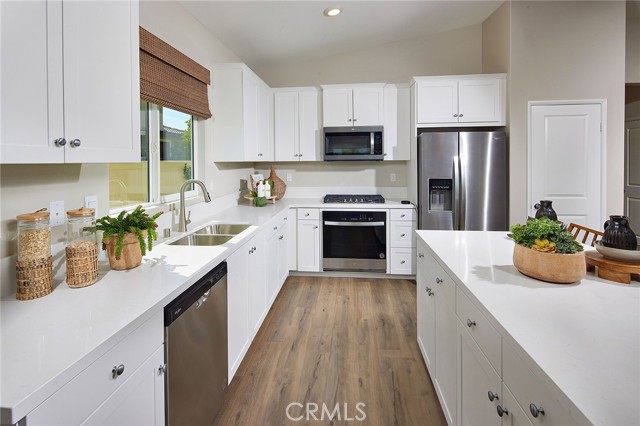 Detail Gallery Image 7 of 14 For 23248 Desert Dandelion Ct, Wildomar,  CA 92595 - 4 Beds | 3 Baths