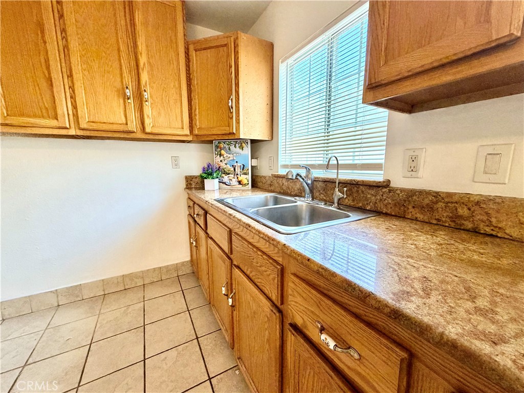 https://media.crmls.org/medias/e7ffd355-1cf9-4531-ab52-7c1d9e13f14f.jpg?preset=X-Large