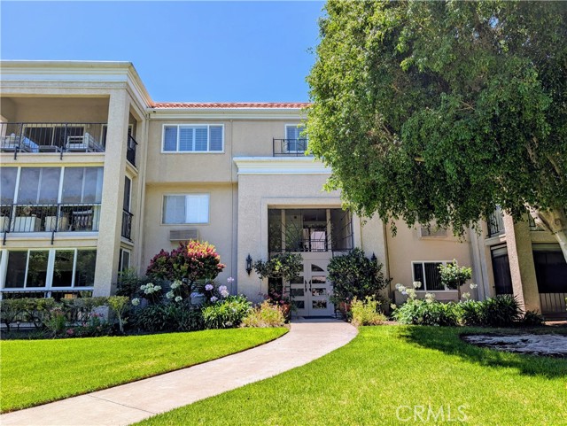 5499 Paseo Del Lago W, Laguna Woods CA: https://media.crmls.org/medias/e7fff65a-0ac5-4be3-afbe-1d354b429397.jpg