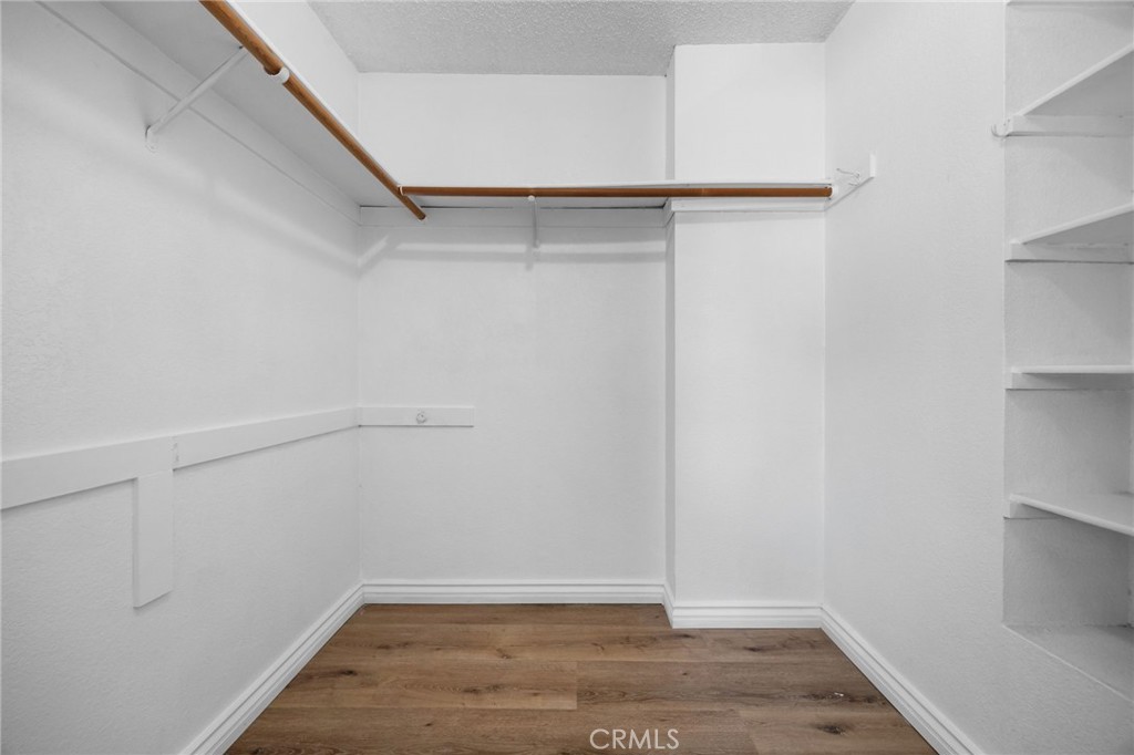 https://media.crmls.org/medias/e800b1fc-3bb4-49be-a8cf-b8e2da3df800.jpg?preset=X-Large