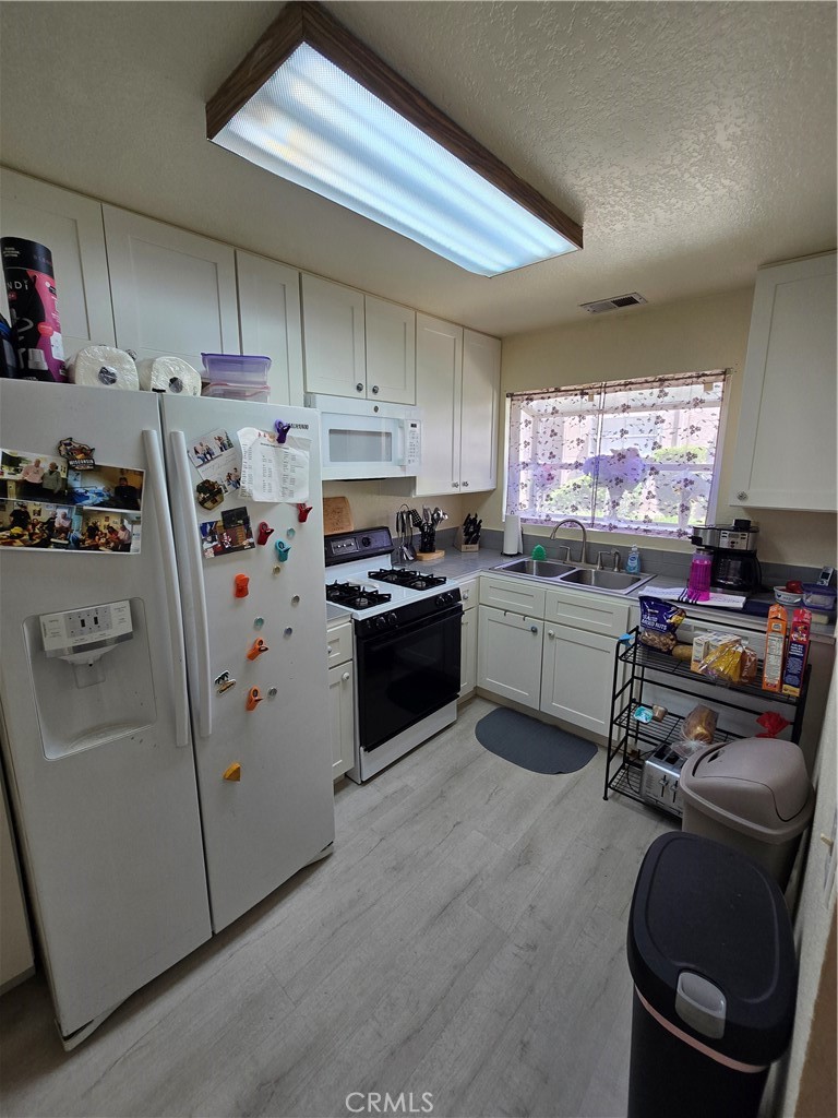 https://media.crmls.org/medias/e8044015-8ead-46a2-81ba-c97fb25d2205.jpg?preset=X-Large