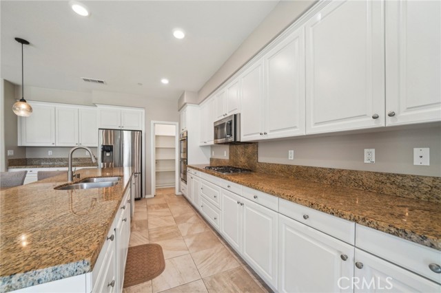 Detail Gallery Image 15 of 40 For 6125 Coopers Hawk Dr, Jurupa Valley,  CA 91752 - 5 Beds | 3/1 Baths