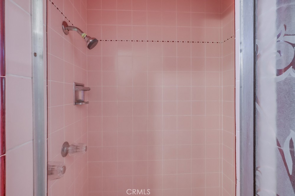 https://media.crmls.org/medias/e80641da-9fd2-4185-a907-2c50941ee3db.jpg?preset=X-Large