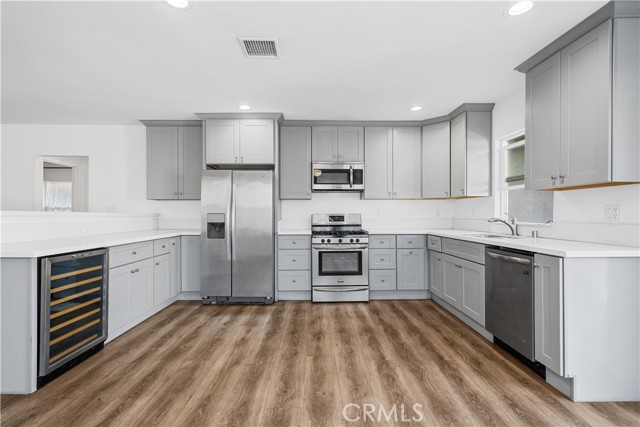 Detail Gallery Image 14 of 49 For 202 Mira Mar Ave, Long Beach,  CA 90803 - 4 Beds | 3 Baths