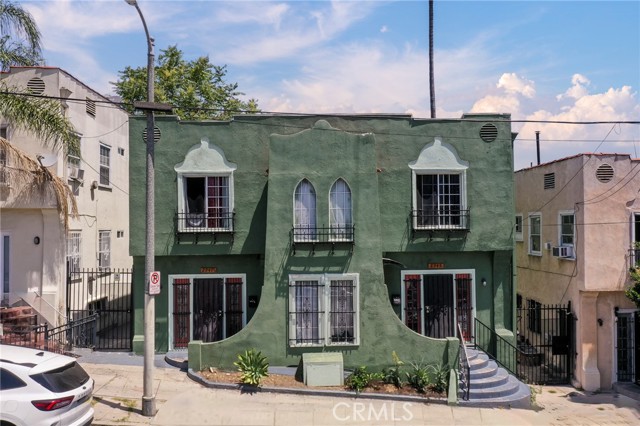2945 W 11th Street, Los Angeles CA: https://media.crmls.org/medias/e80cfb8f-b301-42ee-8f21-cba498746719.jpg