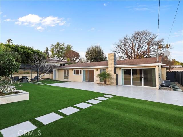 Detail Gallery Image 5 of 22 For 20324 Oxnard St, Woodland Hills,  CA 91367 - 6 Beds | 3 Baths