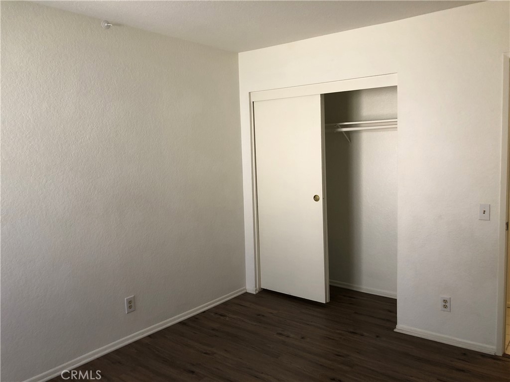 https://media.crmls.org/medias/e814a9c6-04c8-4f94-b4e1-1c12d4dc4ca9.jpg?preset=X-Large