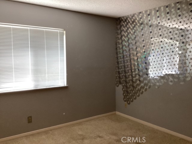 https://media.crmls.org/medias/e81560f2-25a7-430b-a5a5-ae7ee1991b1b.jpg?preset=X-Large