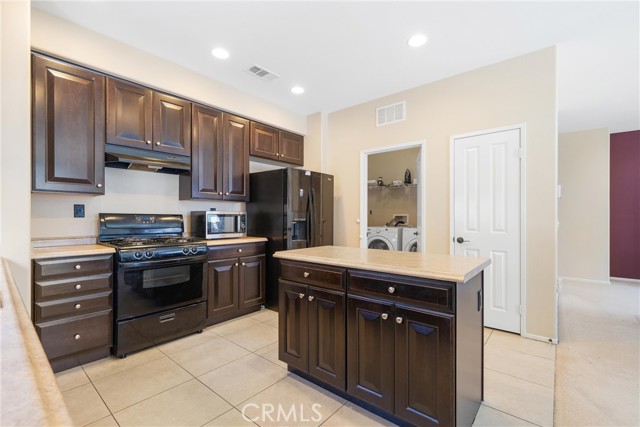 Detail Gallery Image 6 of 16 For 6602 Lasseron Dr, Palmdale,  CA 93552 - 5 Beds | 2 Baths