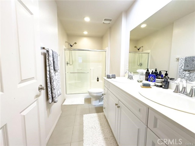 Detail Gallery Image 13 of 16 For 14124 W Pine Ln, Van Nuys,  CA 91405 - 3 Beds | 3 Baths
