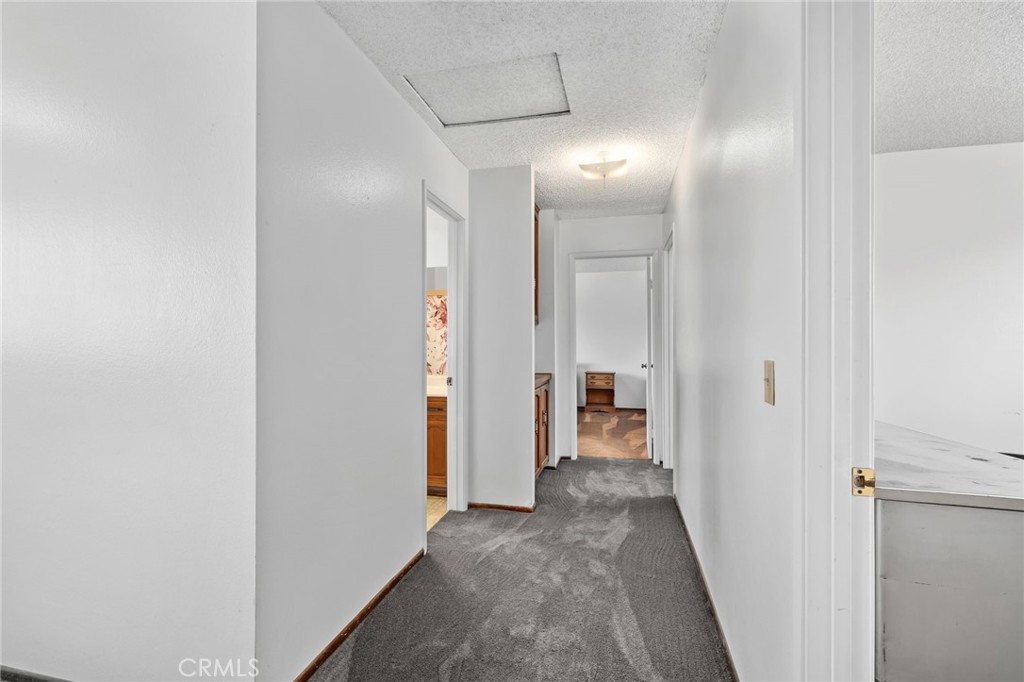 https://media.crmls.org/medias/e81b009e-eafe-4491-81dc-68b40e05c629.jpg?preset=X-Large