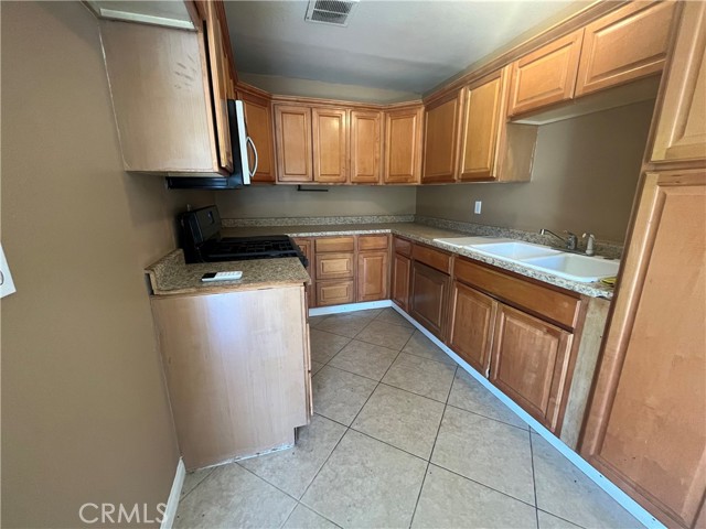 Detail Gallery Image 9 of 14 For 16510 16510 Lakeshore Dr, Lake Elsinore,  CA 92530 - 2 Beds | 1 Baths