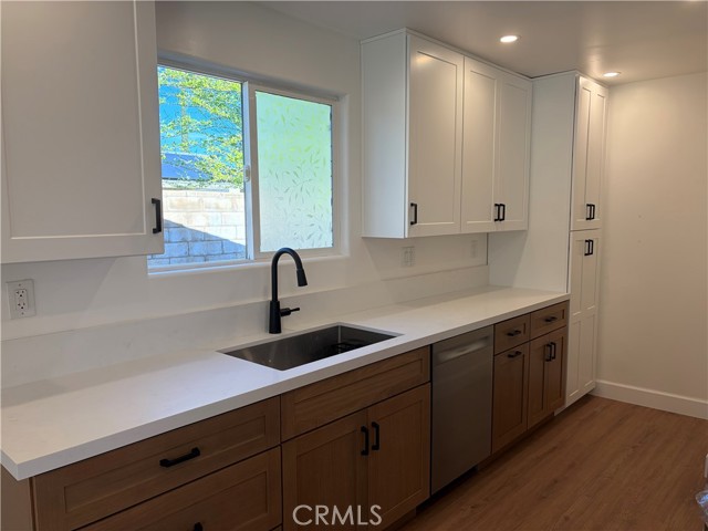 Detail Gallery Image 4 of 22 For 7101 Fallbrook Ave, West Hills,  CA 91307 - 4 Beds | 3 Baths